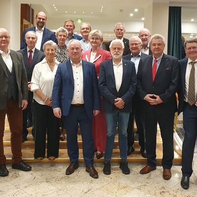 Bild vergr&ouml;&szlig;ern: Die Arbeitsgruppe AltbürgermeisterInnen während der Zusammenkunft in Binz