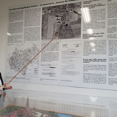 Bild vergr&ouml;&szlig;ern: Demminer Volksbundmitglieder zu Informationsbesuch im ehemaligen Wehrmachtsgefängnis in Anklam