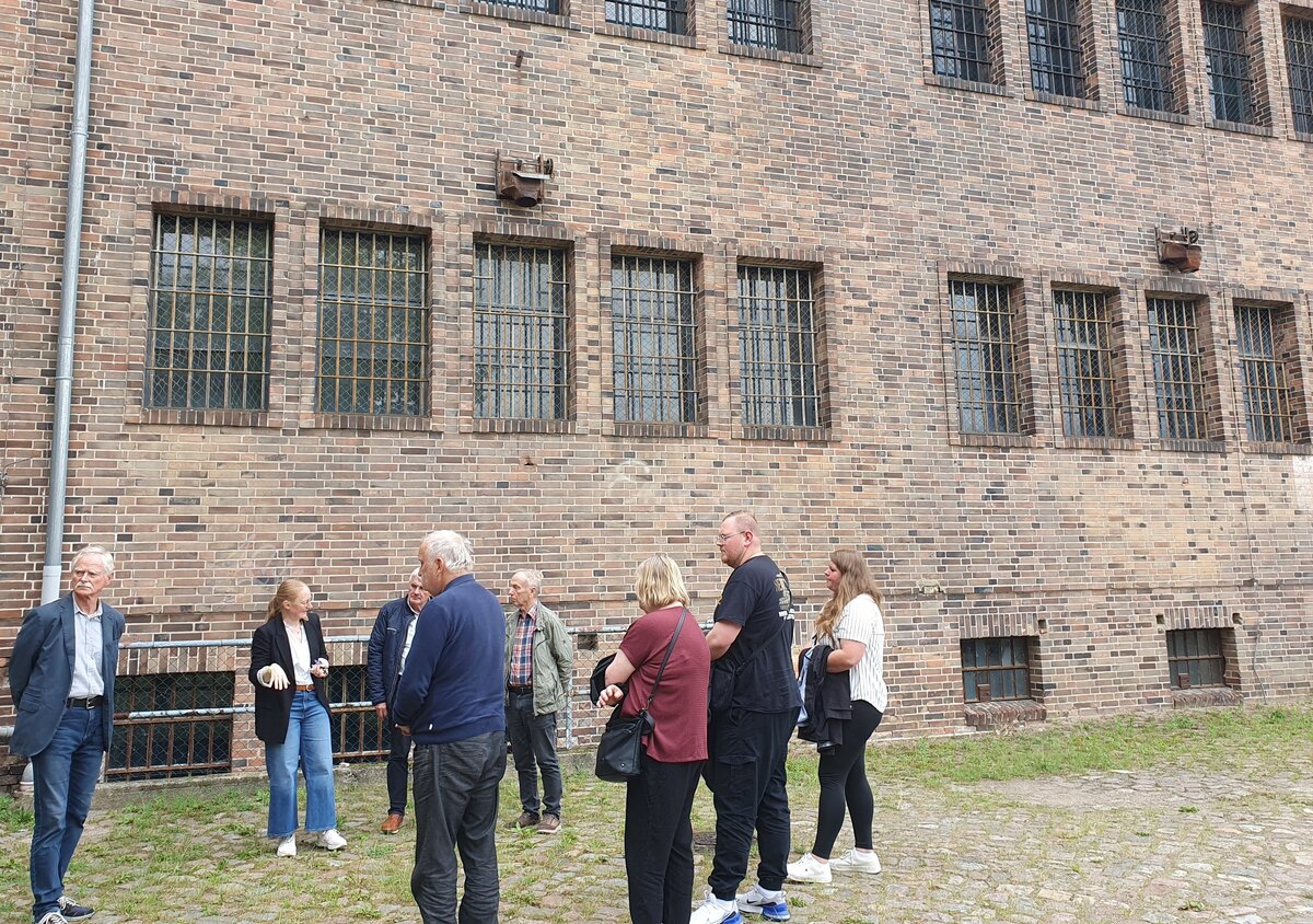 Demminer Volksbundmitglieder zu Informationsbesuch im ehemaligen Wehrmachtsgefängnis in Anklam