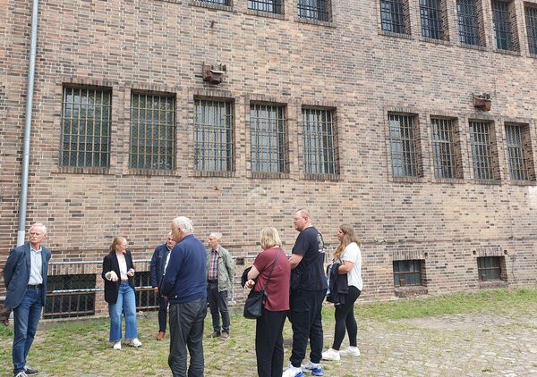 Demminer Volksbundmitglieder zu Informationsbesuch im ehemaligen Wehrmachtsgefängnis in Anklam