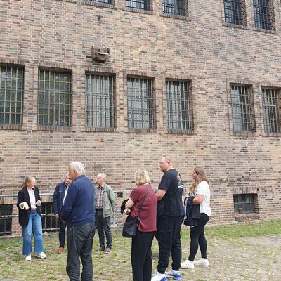 Bild vergr&ouml;&szlig;ern: Demminer Volksbundmitglieder zu Informationsbesuch im ehemaligen Wehrmachtsgefängnis in Anklam