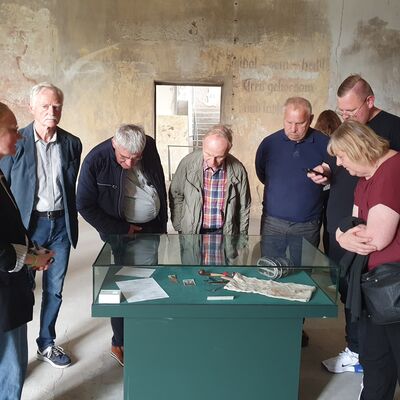 Bild vergr&ouml;&szlig;ern: Demminer Volksbundmitglieder zu Informationsbesuch im ehemaligen Wehrmachtsgefängnis in Anklam