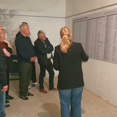 Bild vergr&ouml;&szlig;ern: Demminer Volksbundmitglieder zu Informationsbesuch im ehemaligen Wehrmachtsgefängnis in Anklam