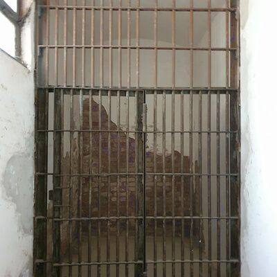 Bild vergr&ouml;&szlig;ern: Demminer Volksbundmitglieder zu Informationsbesuch im ehemaligen Wehrmachtsgefängnis in Anklam