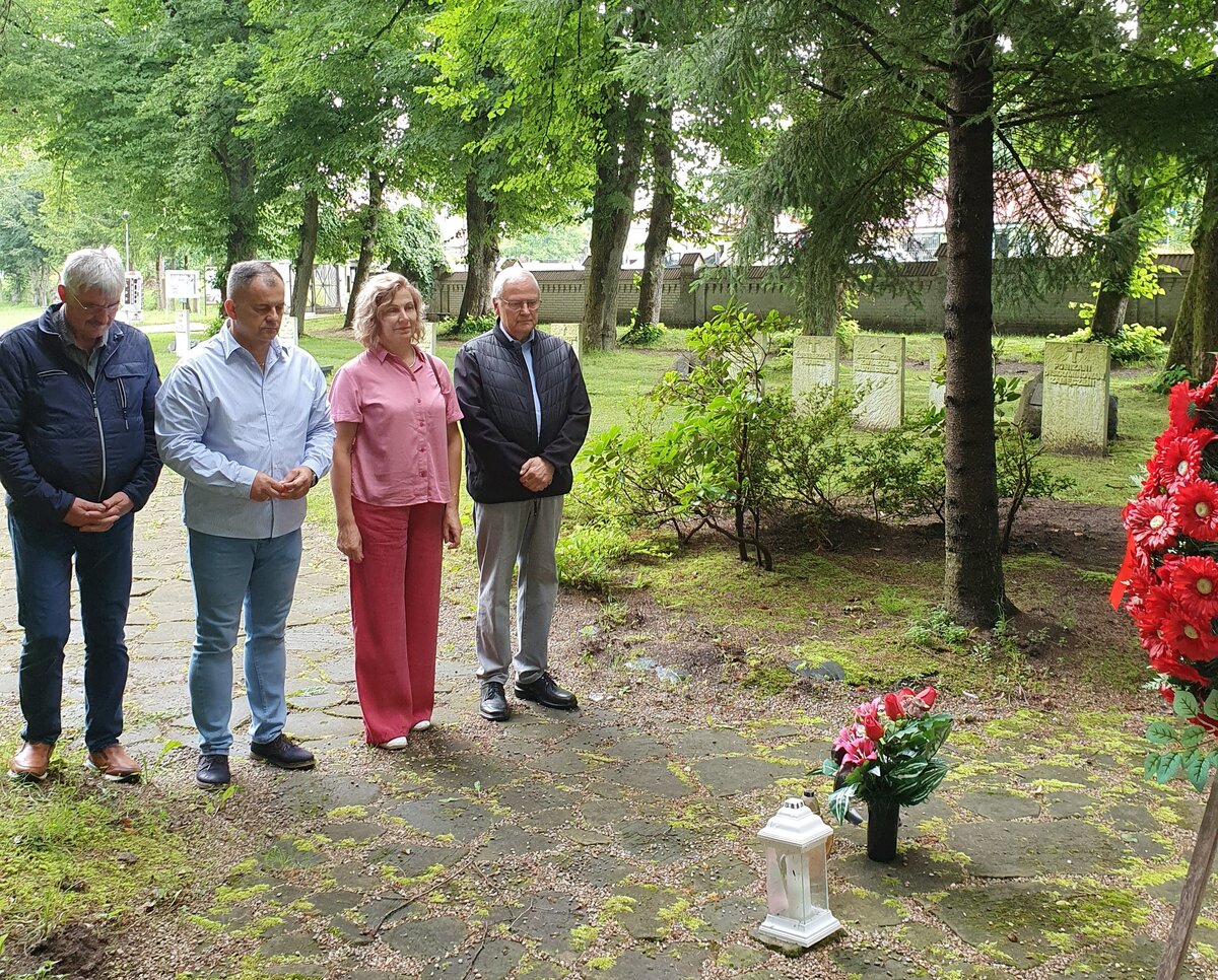 Auf dem Bobolicer Zentralfriedhof während des Gedenkens an die Opfer des Zweiten Weltkrieges