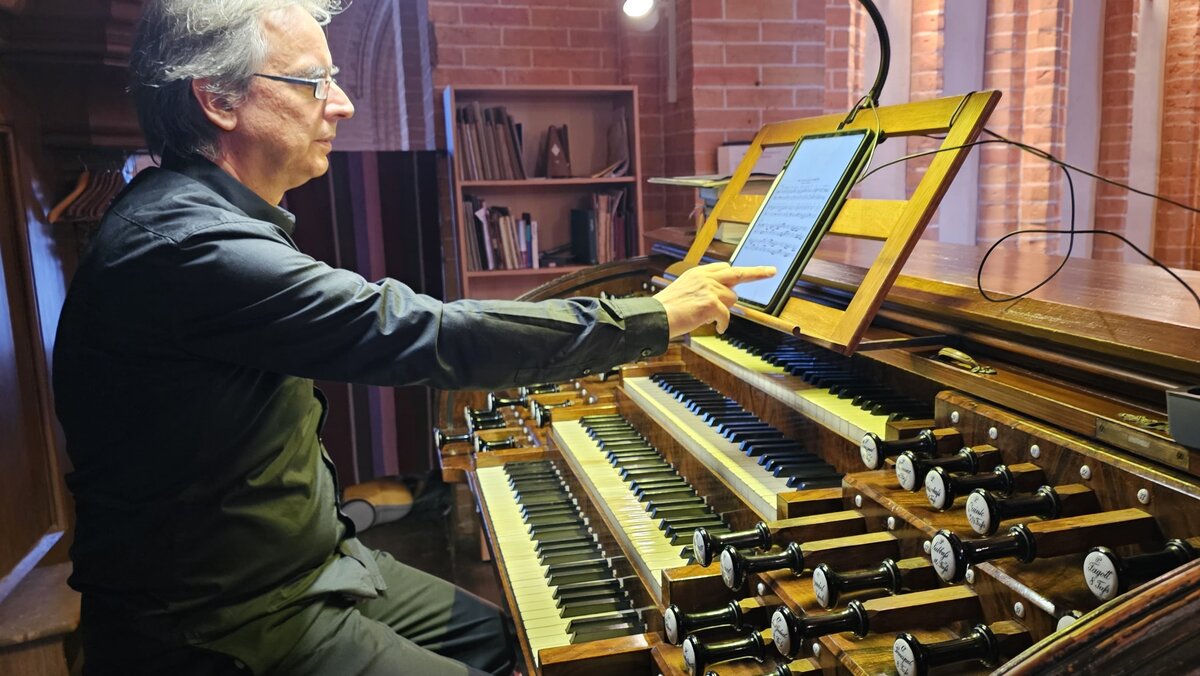 Jens Goldhardt an der Demminer Buchholz-Grüneberg-Orgel
