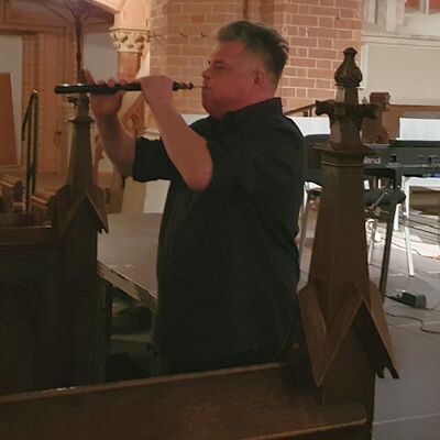 Bild vergr&ouml;&szlig;ern: Sören Birke spielte -durch die Kirche hoch zur Orgelempore laufend- die Duduk.