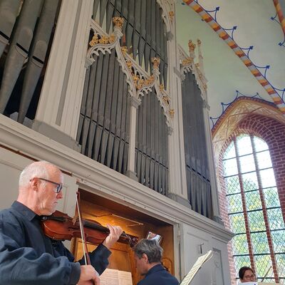 Bild vergr&ouml;&szlig;ern: Musik für Orgel und Violine mit Thomas K. Beck sowie Swanhilt und Martin Schulze erfreute die Orgelfahrtteilnehmenden in Kenz.