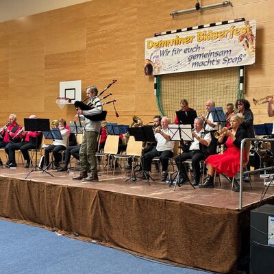Bild vergr&ouml;&szlig;ern: Foto 1 Tollensetaler, Trebelmusikanten, Demminer Blasmusik und Dudelsackspieler Michael Bach