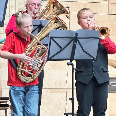 Bild vergr&ouml;&szlig;ern: Foto 3 Bernd (Theo) Schley mit dem Nachwuchs der Tollensetaler Karl Juhnke und Moritz Stoll