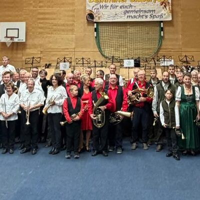 Bild vergr&ouml;&szlig;ern: Foto 5 Gruppenfoto der beteiligten 90 Musikerinnen und Musiker beim 7. Demminer Bläserfest