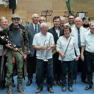 Bild vergr&ouml;&szlig;ern: Foto 6 Wolfgang Ehrhardt (rechts neben Dudelsackspieler)- Er spielt seit 72 Jahren Trompete