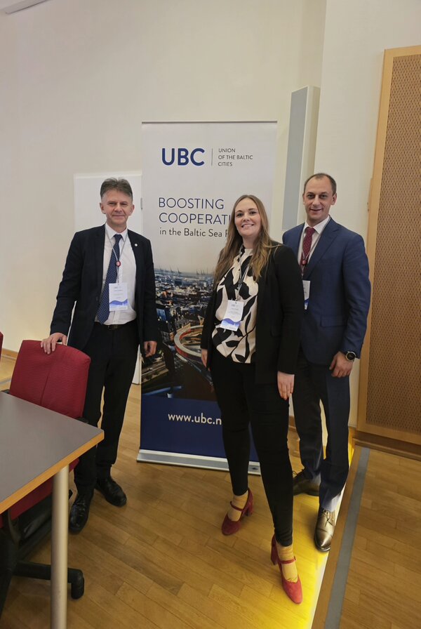 Bild vergr&ouml;&szlig;ern: Dr. Lisann Schmidt zusammen mit UBC-Generalsekretär Paweł Żaboklicki (links) und UBC-Präsident Mantas Jurgutis (rechts)