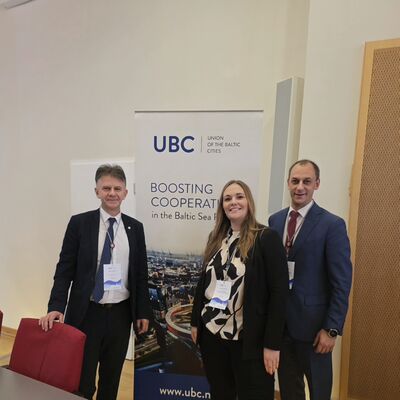 Dr. Lisann Schmidt zusammen mit UBC-Generalsekretär Paweł Żaboklicki (links) und UBC-Präsident Mantas Jurgutis (rechts)  