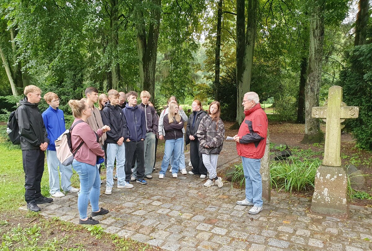 junge Menschen an den Ruhestätten der Kriegspfer