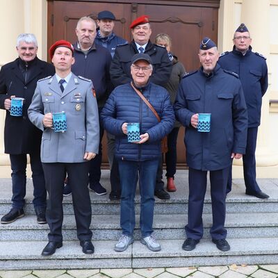 Bild vergr&ouml;&szlig;ern: Gruppenfoto Auftaktsammlung
